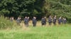 Die Polizei sucht in der Nähe des Leichenfundorts nach Spuren, die mit der Tat zu tun haben könnten.