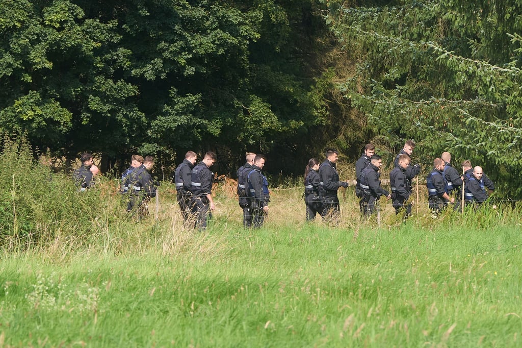 Die Polizei sucht in der Nähe des Leichenfundorts nach Spuren, die mit der Tat zu tun haben könnten.