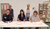 Thoma Weiß, Eter Hachmann und  Syliva Watzek unterzeichnen den Kooperationsvertrag. Die Leseomas Katrin Richter und Marlies Sielaff freut das.