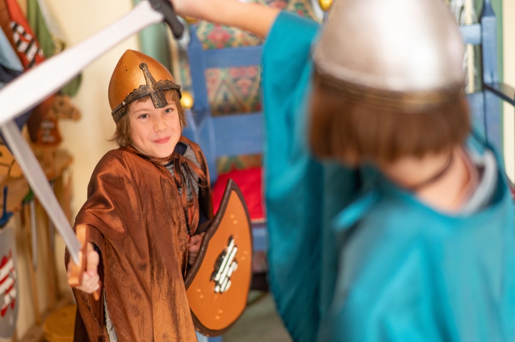 In der Kinderkemenate auf Schloss Neuenburg können kleine Besucher spielerisch in die Welt des Mittelalters eintauchen – mit Kostümen wie hier als Ritter.