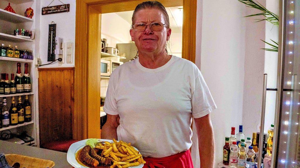 Peter Rotscholl betreibt die „Quickbox“ in Wittenberg und verspricht die beste Currywurst der Stadt.