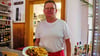 Peter Rotscholl betreibt die „Quickbox“ in Wittenberg und verspricht die beste Currywurst der Stadt.