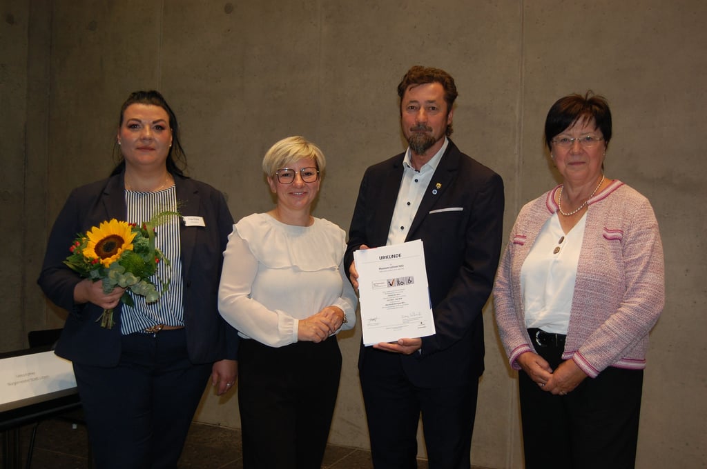Museumsleiterin Manuela Dietz (v. l.), Antje Peiser vom Saale-Unstrut-Tourismus und Vorstand des Landestourismusverbandes, Bürgermeister Mirko Kother und Manuela Fischer, Projektverantwortliche für „Reisen für Alle“ bei der Zertifikatsübergabe im Museum „Lützen 1632“
