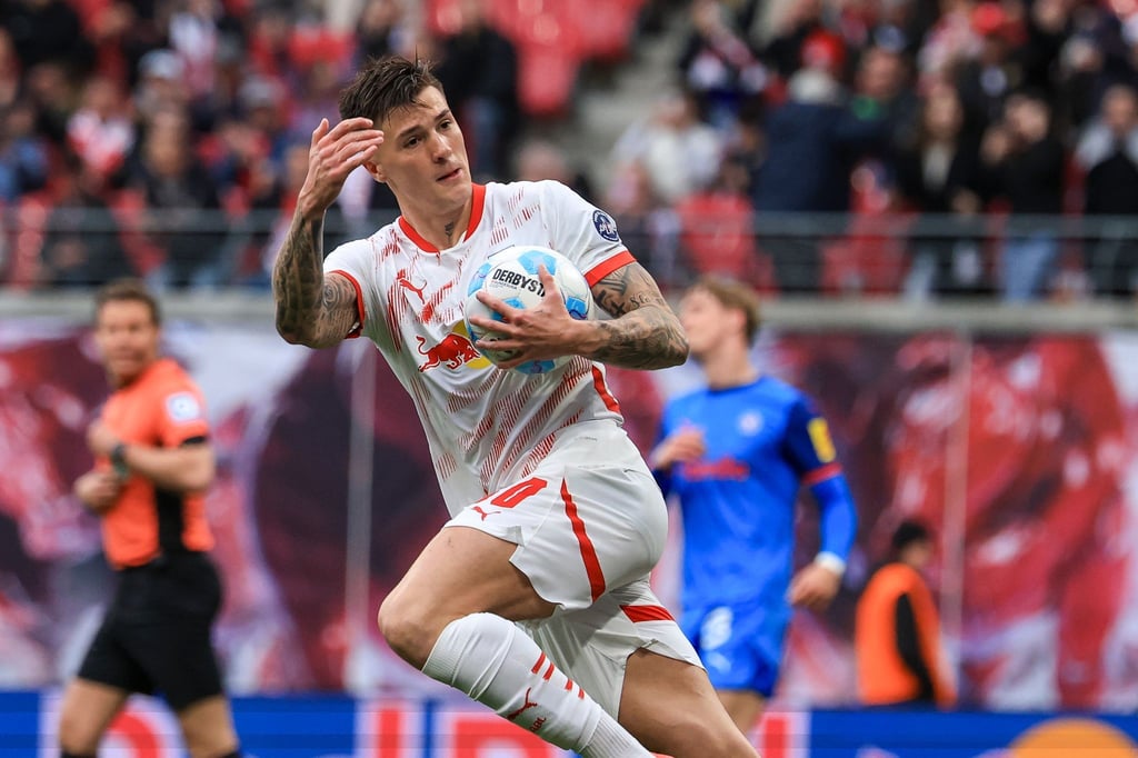 Leipzigs Spieler Benjamin Sesko wird nach einer Einigung beider Vereine wohl zu Manchester United wechseln.