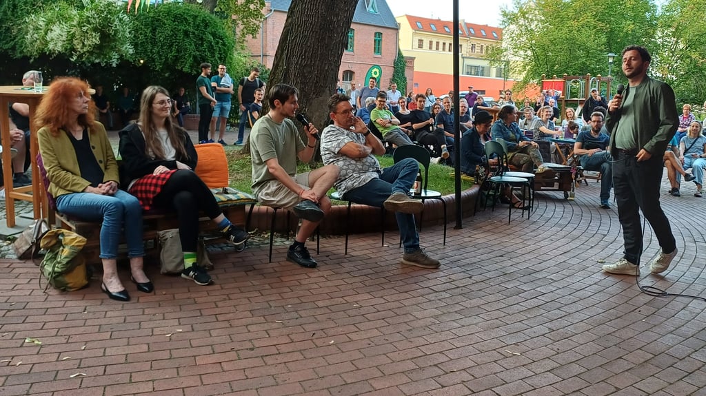 Felix Banaszak (rechts) beim „Bier mit Banaszak“ im Magdeburger Volksbad Buckau.