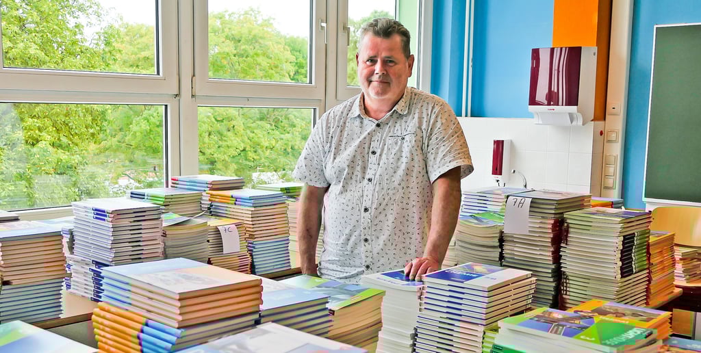 Bücher für 400 Schüler: Schulleiter Henrik Amende zeigt die vorbereiteten Stapel.