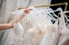Für die Hochzeit ist die Wahl des Brautkleides eine wichtige Entscheidung. 