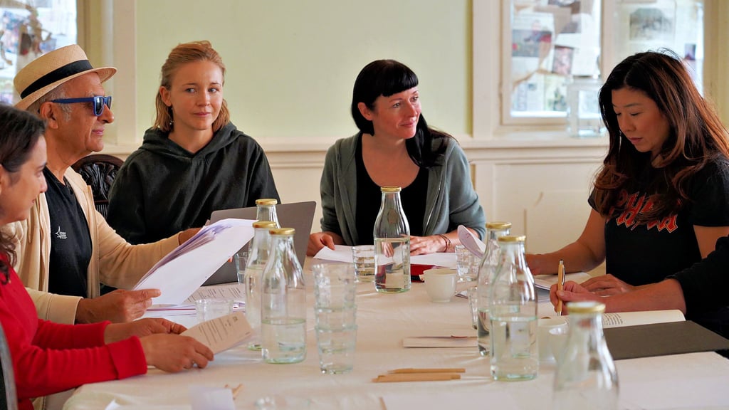 Regisseurin Rebecca Panian (2.v.r.) und die etwa aus der Kölner „Tatort“-Folge „Familien“ bekannte Schauspielerin Anke Beermann (3.v.r.) bei Proben.