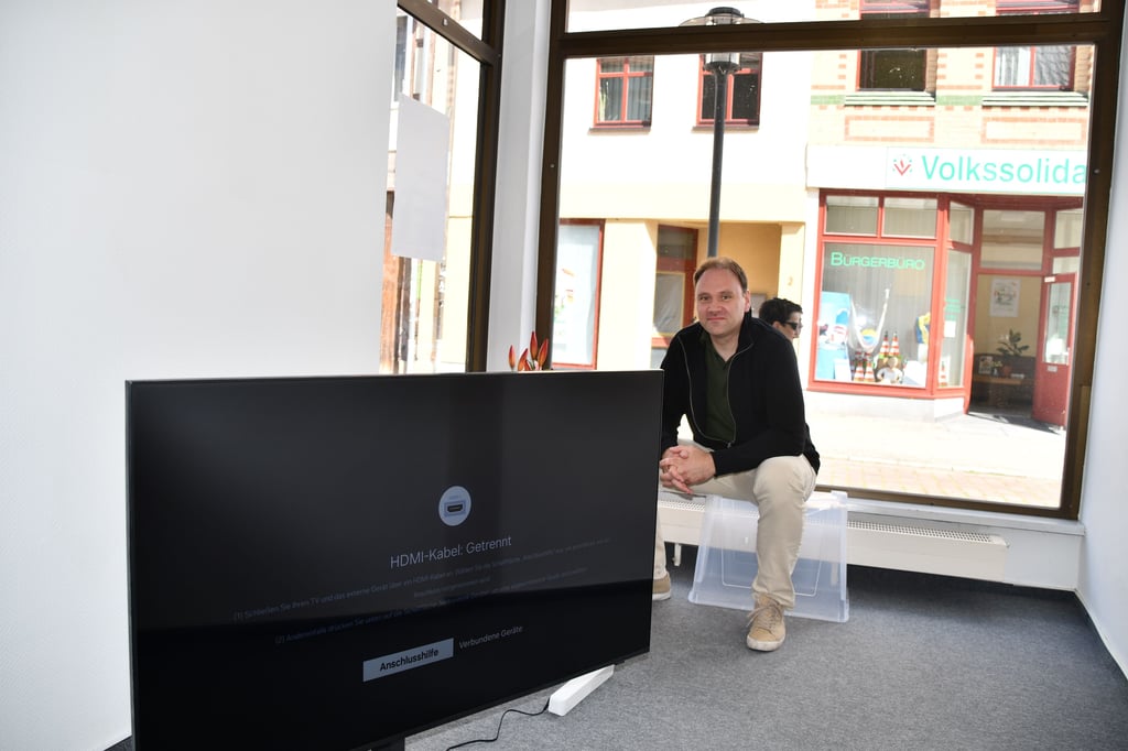 EnBW ist jetzt mit einem Info-Büro in prominenter Stadtzentrumslage vertreten, hier Projektleiter des Unternehmens Roland Paulisch beim Einräumen des Büros im Gebäude an der Nicolaistraße 1.