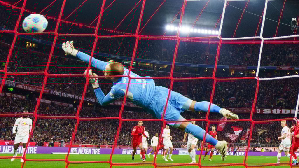 Peter Gulacsi mit einer Parade gegen den FC Bayern.