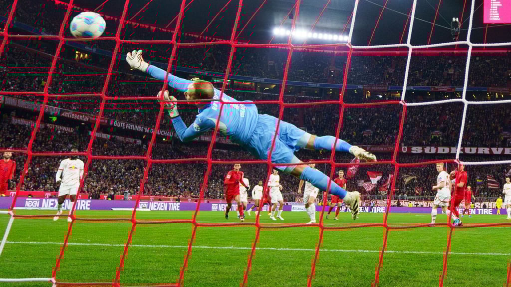 Peter Gulacsi mit einer Parade gegen den FC Bayern.