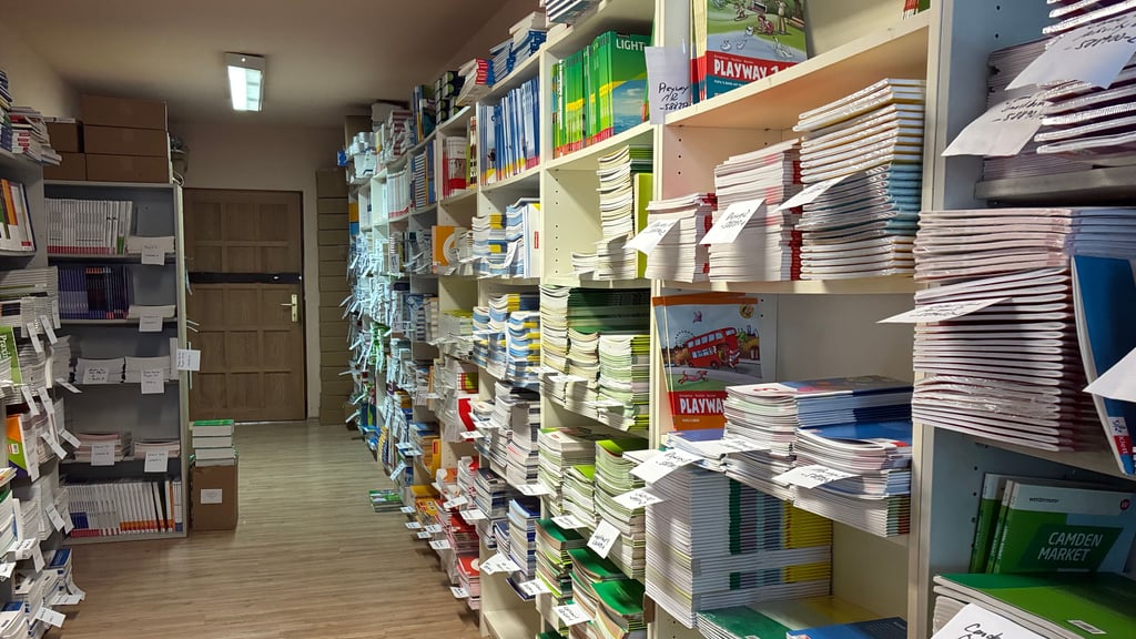 Zum alljährlichen Schulbuchverkauf sind die Regale der Seumebuchhandlung in Weißenfels gut gefüllt.