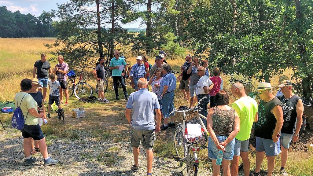 Der Umweltverein hatte in der Vergangenheit Bewohner von Eickendorf, Etingen, Kathendorf, Wegenstedt, Rätzlingen und Oebisfelde eingeladen, um ihnen zu zeigen, dass der Steinbruch bis 40 Meter an Eickendorf heranrücken würde.