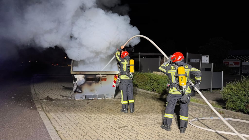 Die Zeitzer Feuerwehr am frühen Morgen des 7. August bereits im Einsatz.