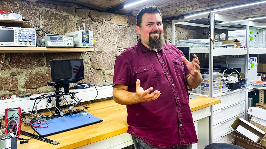 Blick in die Werkstatt eines Spielzeugmachers: Cornelius Franz aus Lettwitz setzt auf moderne Technik bei der Spielzeugherstellung und übernimmt auch Auftragsarbeiten wie CNC-Fräsen oder Laser-Cutting.
