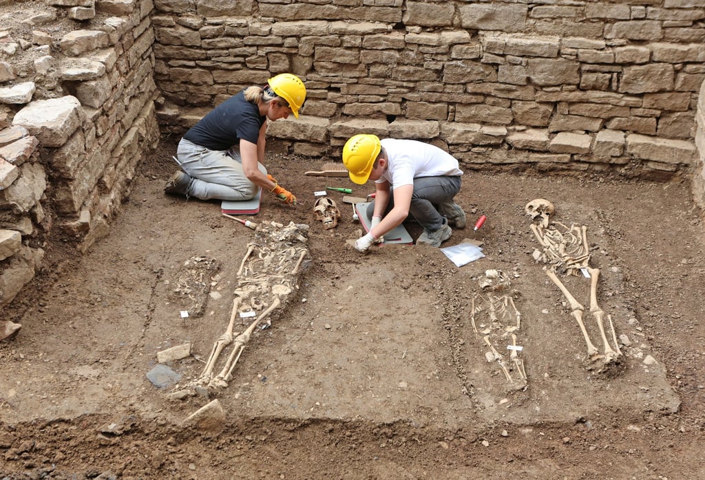 Es wurden Gräber aus dem 15. Jahrhundert am ehemaligen Kloster Himmelpforte freigelegt. (Archivbild)