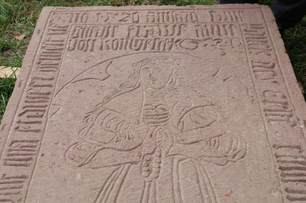 Die Grabplatte von Gerrun von Königstein wurde gehoben. (Archivbild)