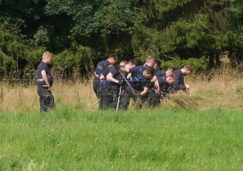 Polizisten sicherten nach dem Leichenfund Spuren.