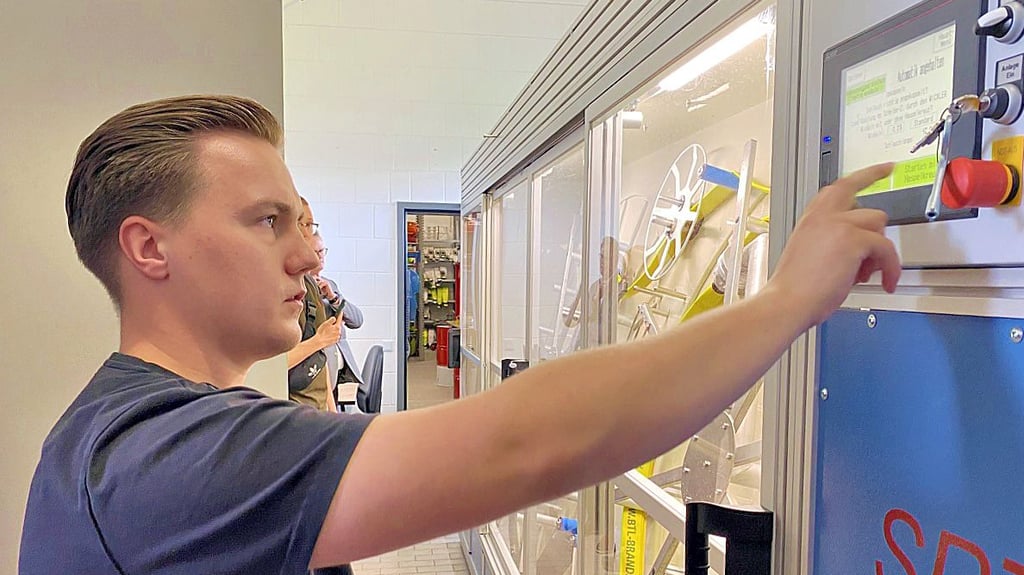 Gerätewart Justin Hiller führt die neue Schlauchwaschanlage im Feuerwehrgerätehaus vor.