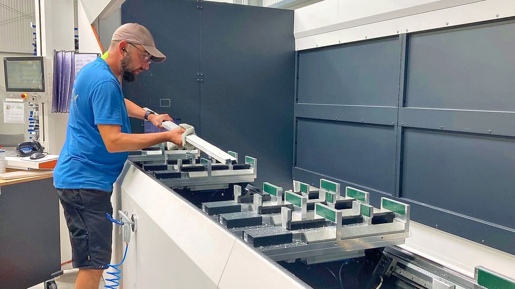 Bis zu sechs Aluminiumprofile kann die Stabbearbeitungsmaschine SBZ118 gleichzeitig für die Endmontage vorbereiten.