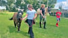 Kinder und Jugendliche des  Freizeittreffs  „Wiesengrund“ erleben mit Sarah Siegert (Mitte)  auf dem Zucht- und Dressurstall Heidehof in Züllsdorf einen Tag Reitspaß und tauchen ein in die Berufswelt auf einem Reithof. 