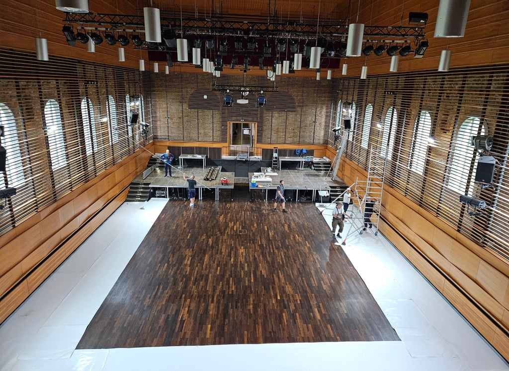 In einer Woche müssen die Arbeiten im Johann-Sebastian-Bach-Saal des Veranstaltungszentrums in Köthen abgeschlossen sein.