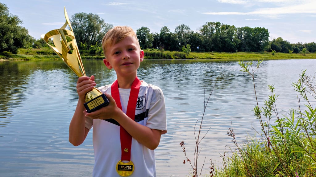 Der elfjährige Armin Wiedemann ist in Ungarn wieder Weltmeister im Schlauchboot-Slalom geworden. Stolz zeigt er seine Trophäen.