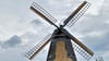 Die helle Farbe der neuen Schindeln an Jerichows Windmühle  soll sich mit der Zeit anpassen.