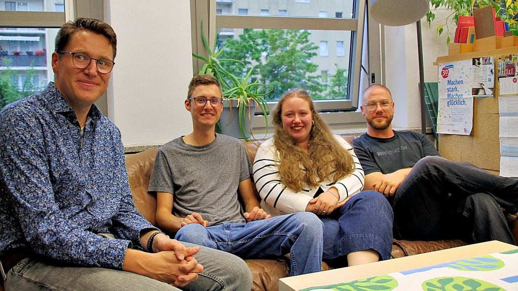 Helfen sich gegenseitig in der Arbeiterkind-Gruppe in Halle: Mike Bohrer, Tobias George, Jenifer Krause und Charly Rehnert (v. l.)