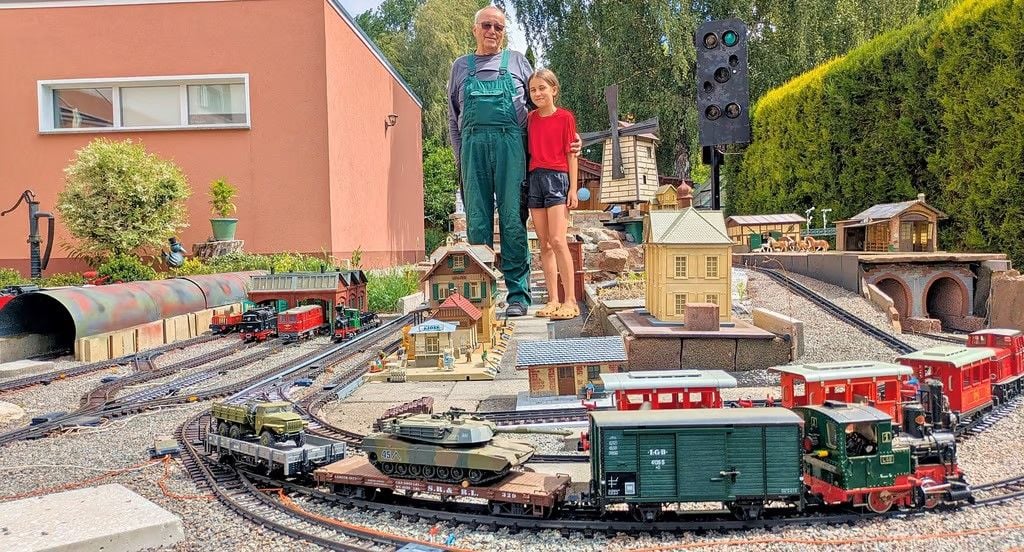 Franz-Ferdinand Radmacher und seine Enkelin Theresa sind zwei Riesen im Miniaturdorf.