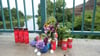 Nach dem Absturz hatten Anwohner unweit des Unglücksortes Blumen und Kerzen aufgestellt. (Archivbild)