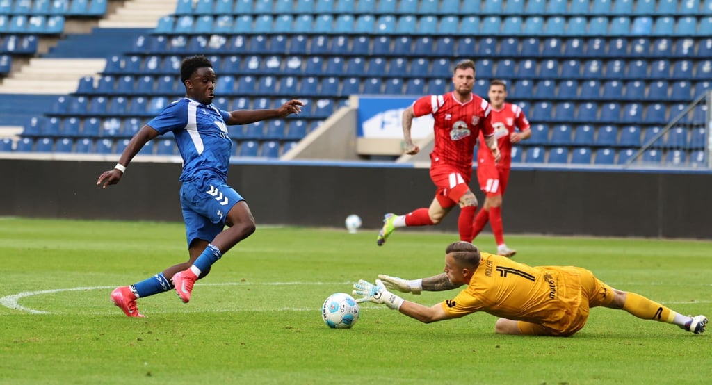 Angreifer Malick Sanogo und die anderen Blau-Weißen wissen: Sie können den Gegnern in der Regionalliga auf Augenhöhe begegnen.