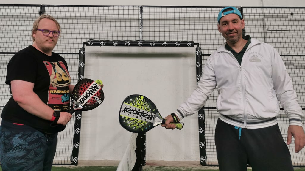 Matias Tosi (rechts) spielt seit seiner Kindheit Padel. In Magdeburg eröffnete er 2024 eine eigene Padel-Anlage, die er mit Unterstützung von Jörg Gaßdorf betreibt.