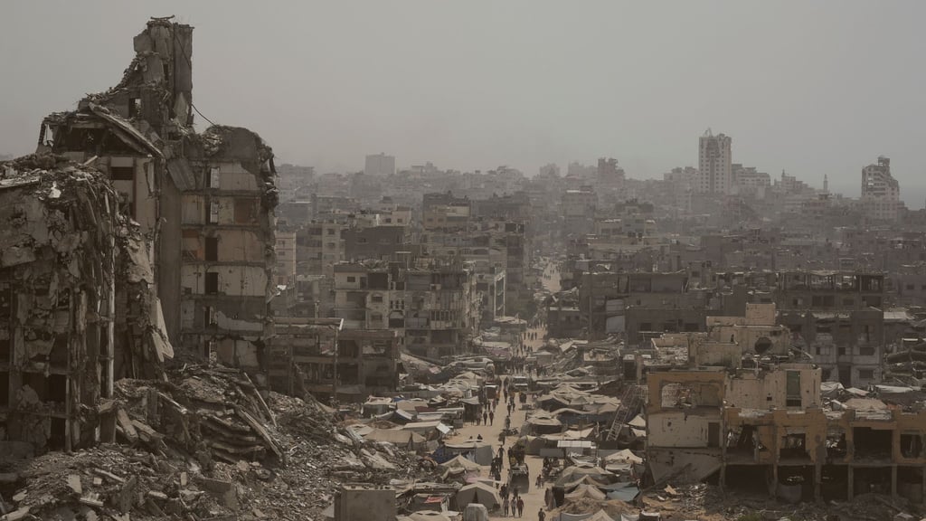 Menschen gehen auf zerstörter Straße im Gazastreifen. (Archivbild)