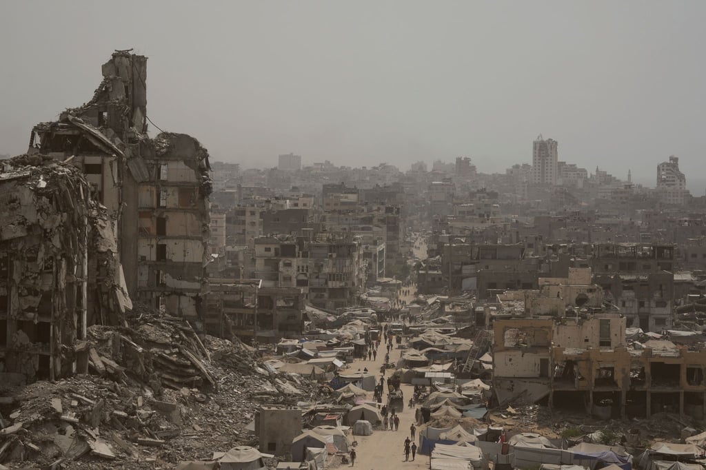 Menschen gehen auf zerstörter Straße im Gazastreifen. (Archivbild)