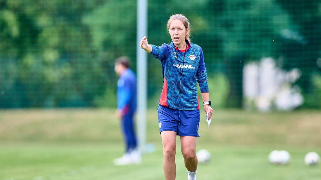 Zsófia Rácz gibt Kommandos.