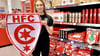 Die Liebe zum HFC kann nicht groß genug sein. Natalie Zwickirsch zeigt im Fanshop den XXL-Aufkleber, der sich gut verkauft.