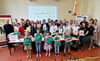 Dank vieler Sponsoren und Unterstützer konnten unter Federführung der Magdeburgischen Gesellschaft die begehrten Kulturschultüten wieder prall mit sinnvollen Dingen gefüllt werden. Auf dem Foto zu sehen Unterstützer der Aktion mit Kindern des Hortes der Grundschule Kritzmannstraße .