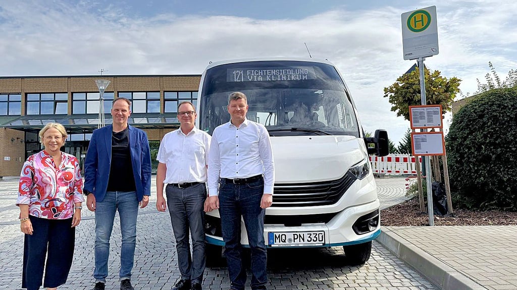 Freuen sich über die neue Bushaltestelle am Klinikum Querfurt: Chefärztin Bettina Wilms und Geschäftsführer Lutz Heimann, PNVG-Betriebsleiter Daniel Ruft und Geschäftsführer Enrico Kretzschmar (v.l.).