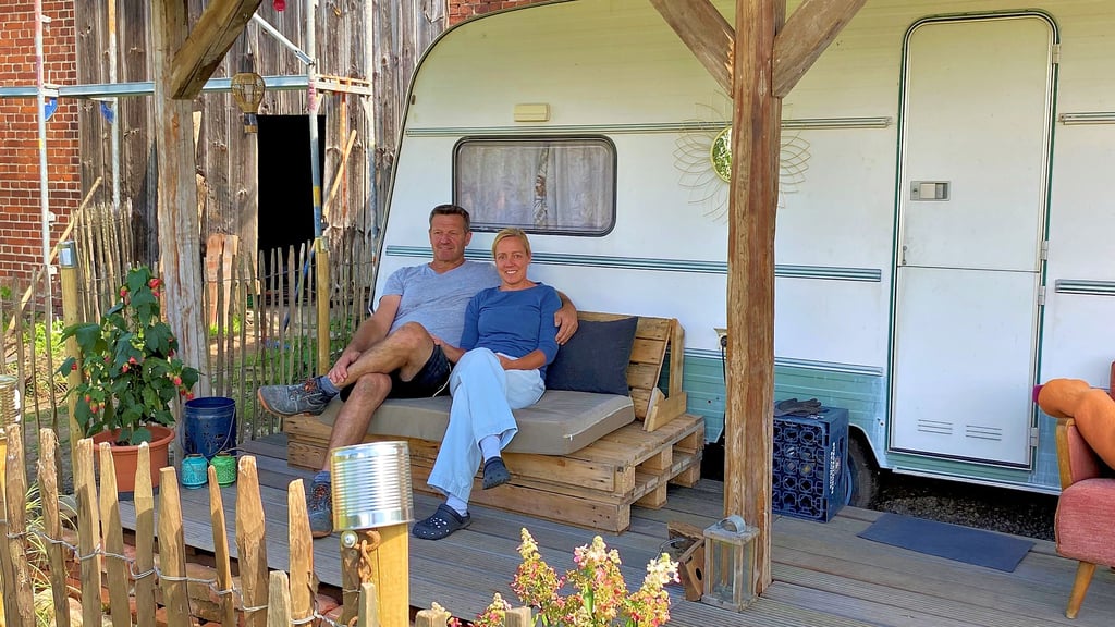 Carsten und Sabine Summer vor ihrem Camper auf dem „Hofgut Bergzow“, der bereits gemietet werden kann.