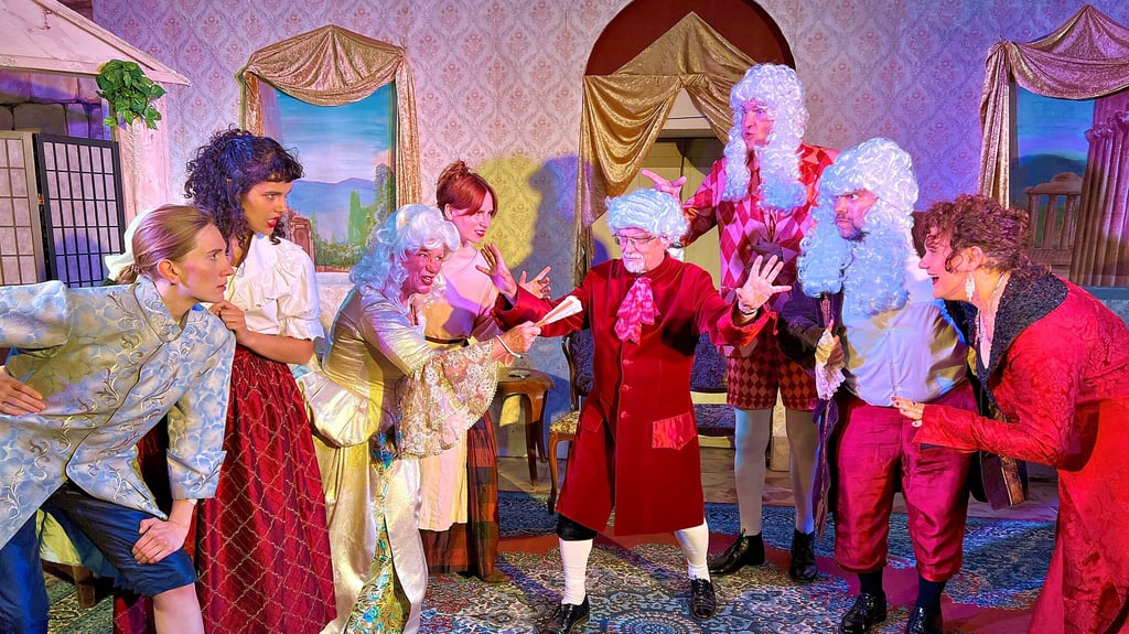 Die Darsteller der Oper „Die Hochzeit des Figaro“ haben sich bereits bei den Proben in Schale geworfen.