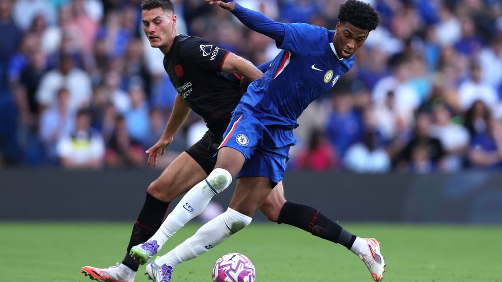 Auch Leverkusens Stürmer Patrik Schick (l) konnte die Testspiel-Niederlage gegen den FC Chelsea nicht abwenden.