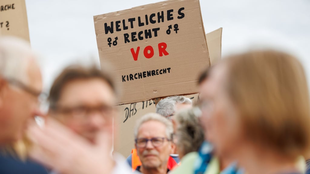 Die Demonstranten kritisierten die Haltung des katholischen Krankenhausträgers.