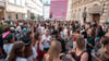Wien am Freitag: Taylor-Swift-Fans versammeln sich und tauschen Armbänder aus.