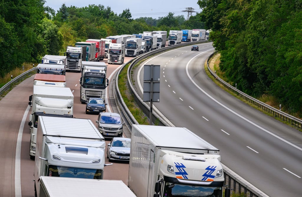 Lastwagen stauen sich auf der Autobahn 12 bei Frankfurt (Oder) vor der Grenze zu Polen - die Grenzkontrollen bremsen den Verkehr. (Archivbild)