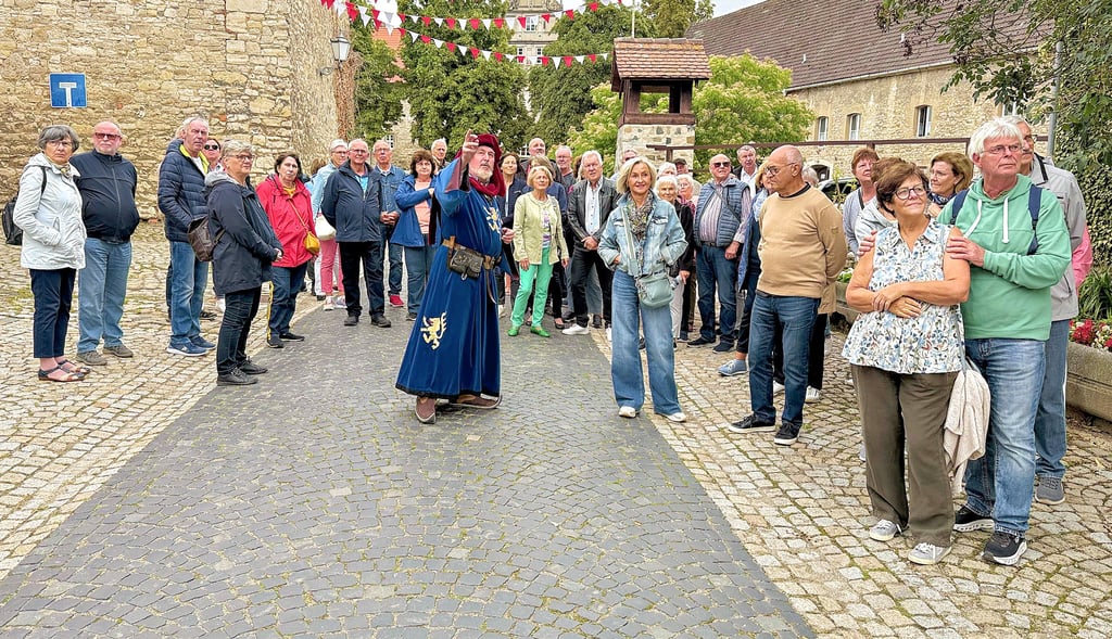 Museumsleiter Uwe Lachmuth schlüpfte für die Führung über die Wasserburg wieder in das Gewand des ersten Burgherren Otto von Hadmersleben und erklärte den Besuchern die Besonderheiten der Anlage.