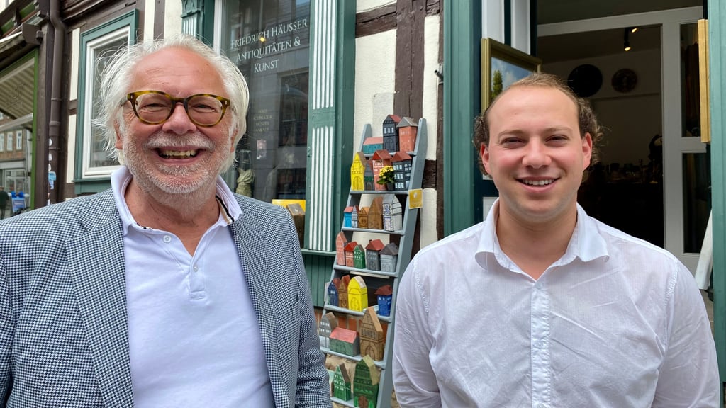 Der aus der ZDF-Show "Bares für Rares" bekannte Antiquitätenhändler Friedrich Häusser und sein Sohn Henrik führen seit April ein Geschäft in Wernigerode. Wie ticken die Kunden im Harz?