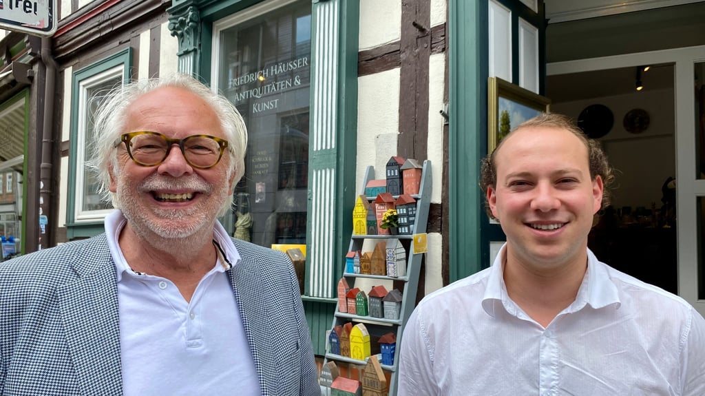 Der aus der ZDF-Show "Bares für Rares" bekannte Antiquitätenhändler Friedrich Häusser und sein Sohn Henrik führen seit April ein Geschäft in Wernigerode. Wie ticken die Kunden im Harz?