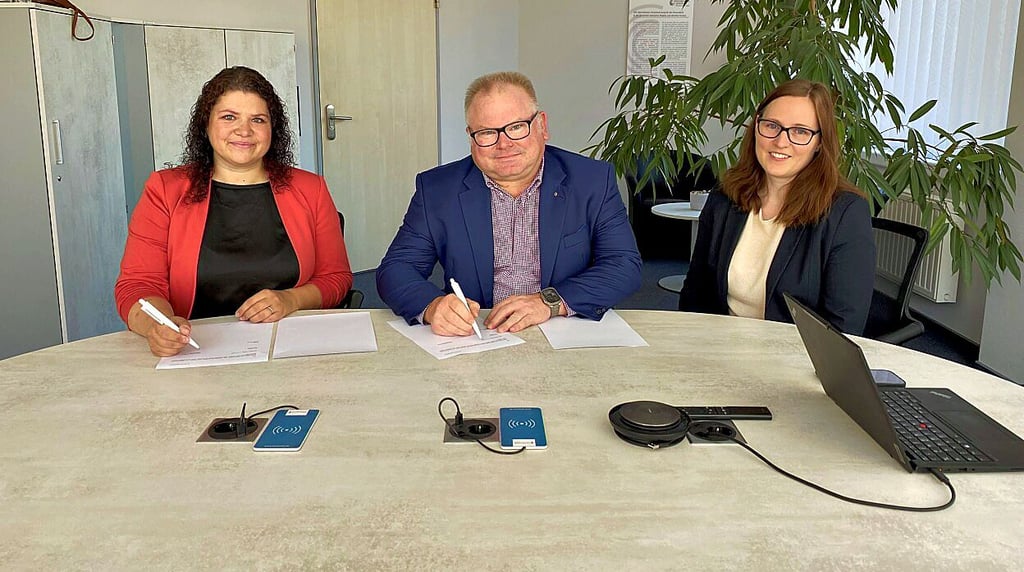 Sandra Keller (l., Geschäftsführerin Askania Future GmbH), Dr. René Rottleb (Geschäftsführer Goitzsche Klinikum), Anja Al-Rail (Pflegedirektorin Goitzsche Klinikum) unterschreiben den Kooperationsvertrag für die neuen Azubis zur Pflegefachkraft am Goitzsche Klinikum in Bitterfeld.