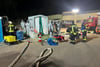 Feuerwehrleute in Schutzanzügen am Stadtbad. Auch ein Zelt zur Dekontamination war aufgebaut.  